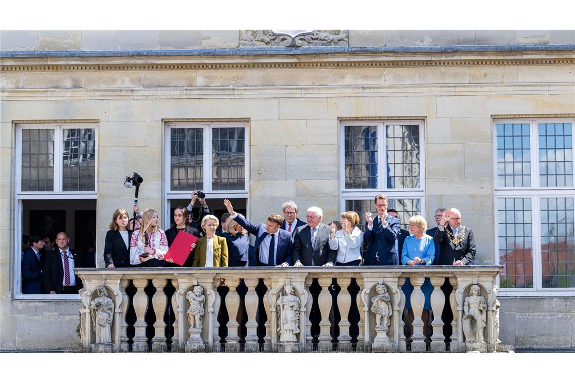 Der französische Präsident Emmanuel Macron winkt der Menge vom Balkon des Stadtweinhauses zu.