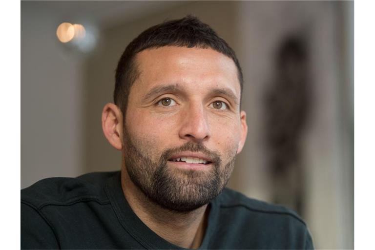 Der frühere Fußball-Nationalspieler Kevin Kuranyi spricht bei einem Interview. Foto: Marijan Murat/dpa/Archivbild