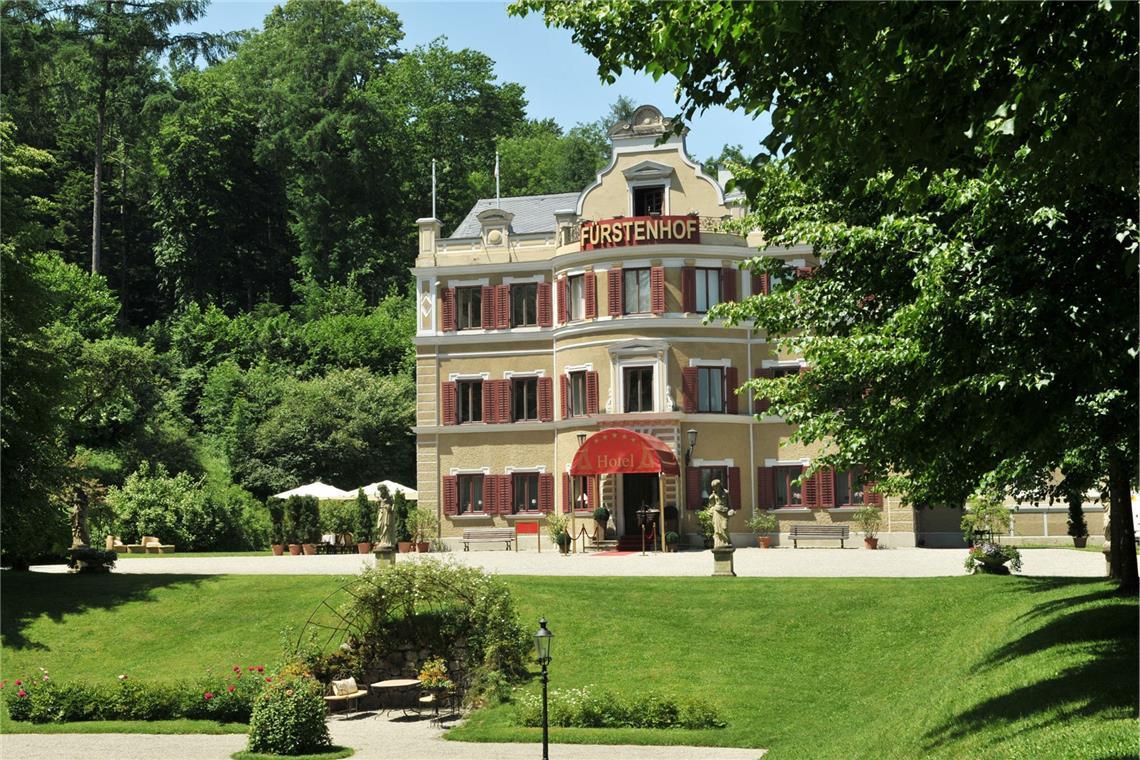 Der Fürstenhof, ein fiktives oberbayerisches Luxushotel, ist Schauplatz der erfolgreichsten Telenovela im deutschen Fernsehen. Foto: Fürstenhof im Sommer.