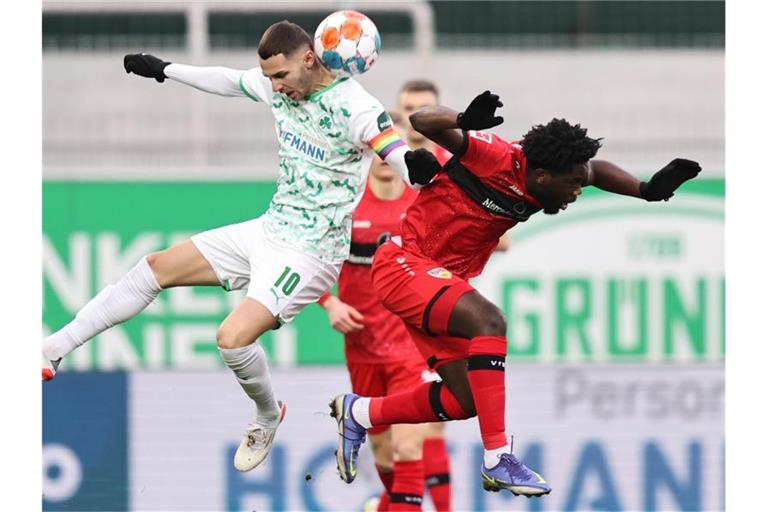 Der Fürther Branimir Hrgota (l) kämpft mit dem Stuttgarter Orel Mangala um den Ball. Foto: Daniel Karmann/dpa