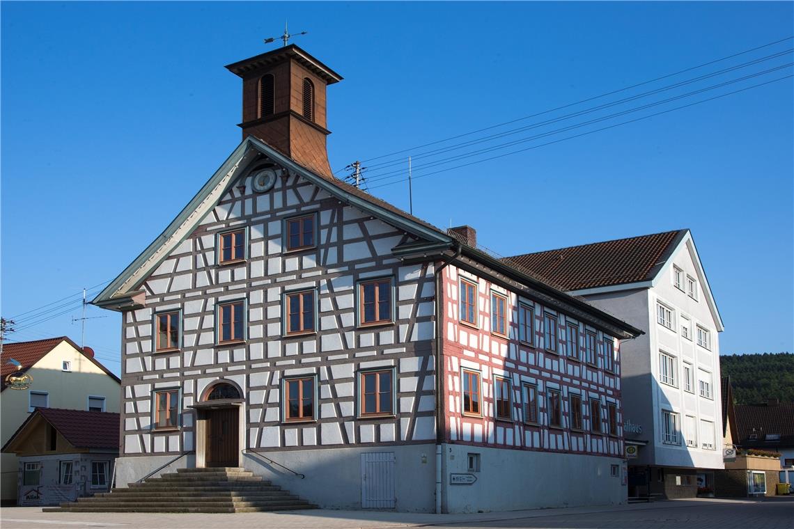 Alte schmucke Schirmfabrik soll abgerissen werden Der Gemeinderat hat die Gemeindeverwaltung (im Bild das Sulzbacher Rathaus) beauftragt, die weiteren Schritte einzuleiten. Archivfoto: J. Fiedler