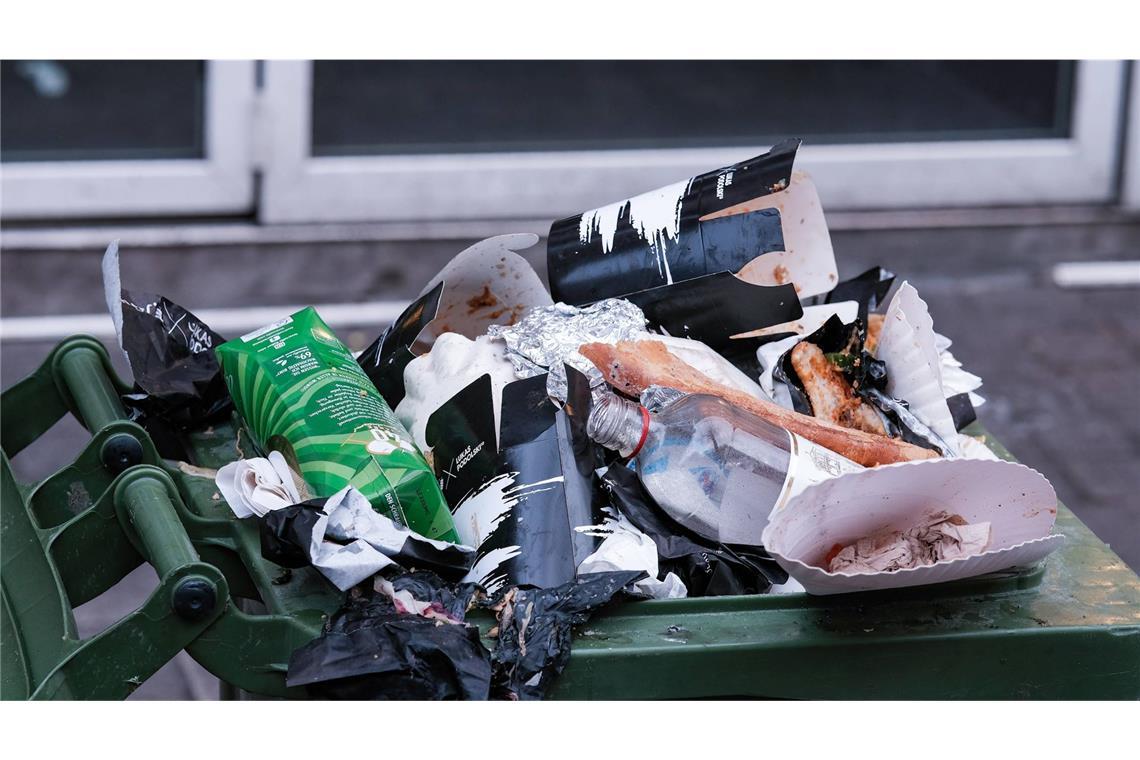 Der Gemeinderat in Freiburg lässt die  Einführung einer kommunalen Verpackungssteuer prüfen. (Symbolbild)