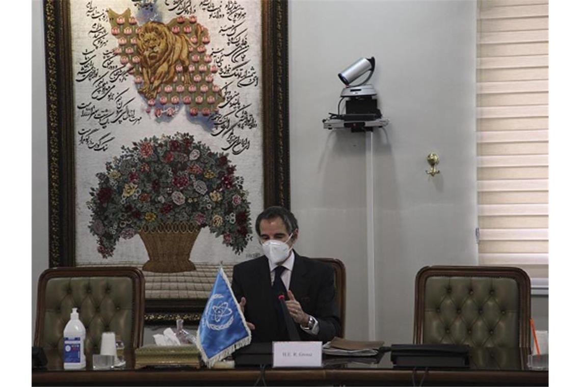 Atomenergiebehörde IAEA setzt Kontrollen im Iran fort Der Generaldirektor der Internationalen Atomenergiebehörde IAEA, Rafael Mariano Grossi, spricht bei einem Treffen mit dem iranischen Atomchef Salehi. Foto: Uncredited/Atomic Energy Organization of Iran/AP/dpa