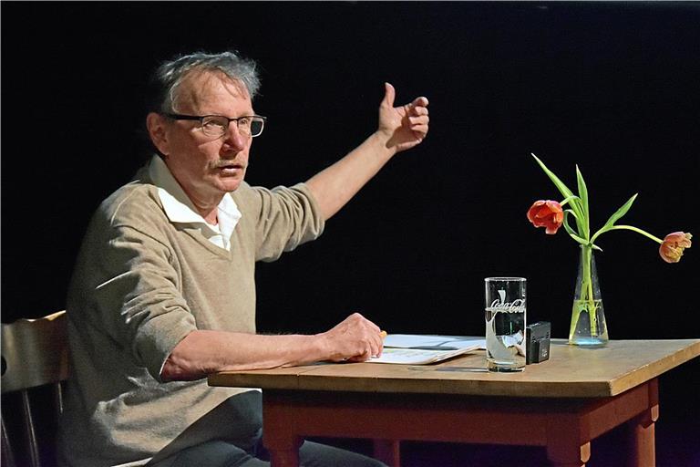 Der Germanist und Journalist Christian Muggenthaler ist mit dem Publikum des BandhausTheaters im regen Austausch. Foto: Tobias Sellmaier