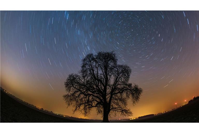 Der  gesamte Himmel scheint sich auf diesem Bild um den Polarstern zu drehen. Dabei bilden die Sterne auf ihrer Umlaufbahn einen Kreisbogen, je weiter sie vom Polarstern entfernt sind, um so größer wird auch der Kreisradius.