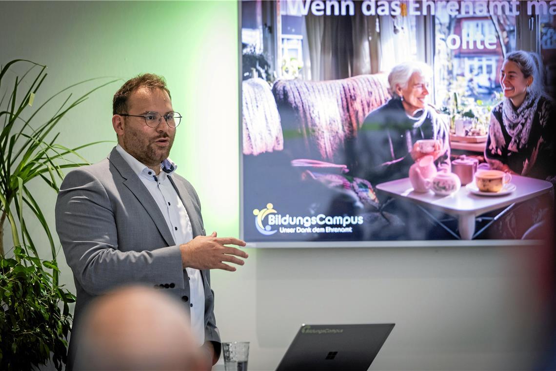 Der Geschäftsführer des Bildungscampus, Alexander Hupert, stellt die Ehrenamtsinitiative vor. Foto: Alexander Becher