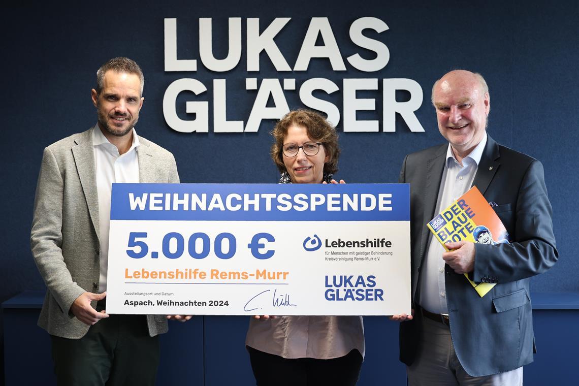 Der Geschäftsführer von Lukas Gläser, Christoph Kübler (Foto links), übergab einen symbolischen Scheck an Michael Balzer (rechts), den Vorsitzenden der Lebenshilfe, und seine Stellvertreterin Annette Hohnerlein (mitte). Foto: Alexander Hornauer 