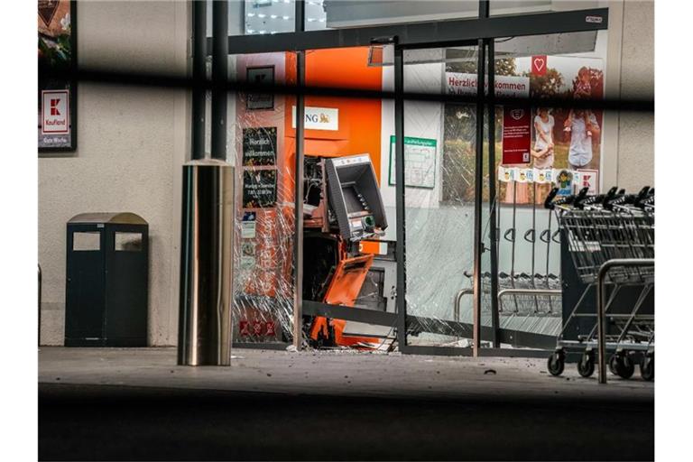 Der gesprengte Geldautomat ist in einer Supermarkt-Filiale zu sehen. Foto: SDMG / Kohls/SDMG/dpa