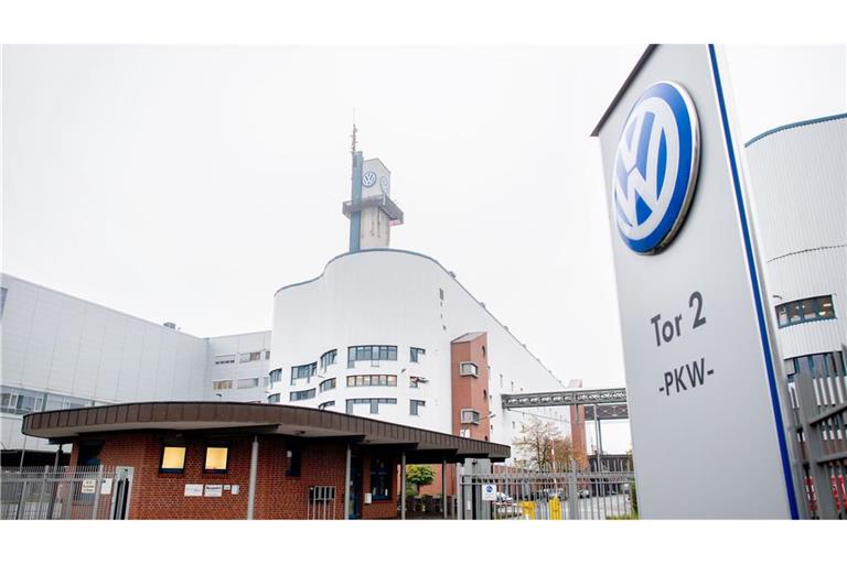 Der Gewinn brach bei VW um 63,7 Prozent ein und betrug im dritten Quartal 1,576 Milliarden Euro. (Archivbild)