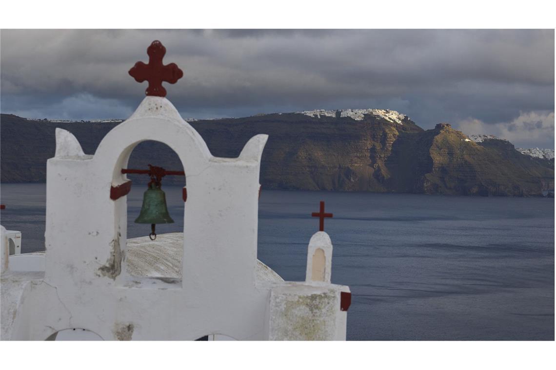 Der Glockenturm einer orthodoxen Kirche in Oia auf der erdbebengeschädigten Insel Santorini.