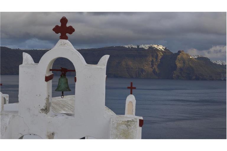 Der Glockenturm einer orthodoxen Kirche in Oia auf der erdbebengeschädigten Insel Santorini.