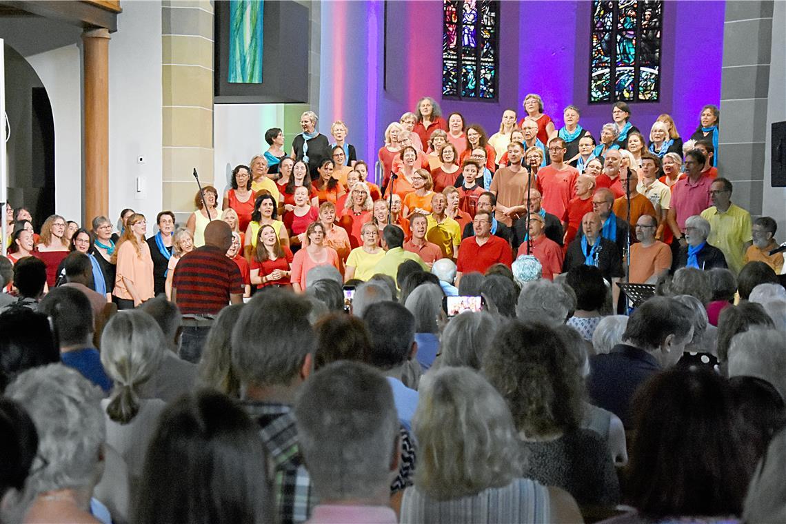 Der Gospelchor Oppenweiler, die Gospel Voices des Stiftskirche und der Gospel-Projektchor liefern eine mitreißende Performance ab. Foto: Tobias Sellmaier