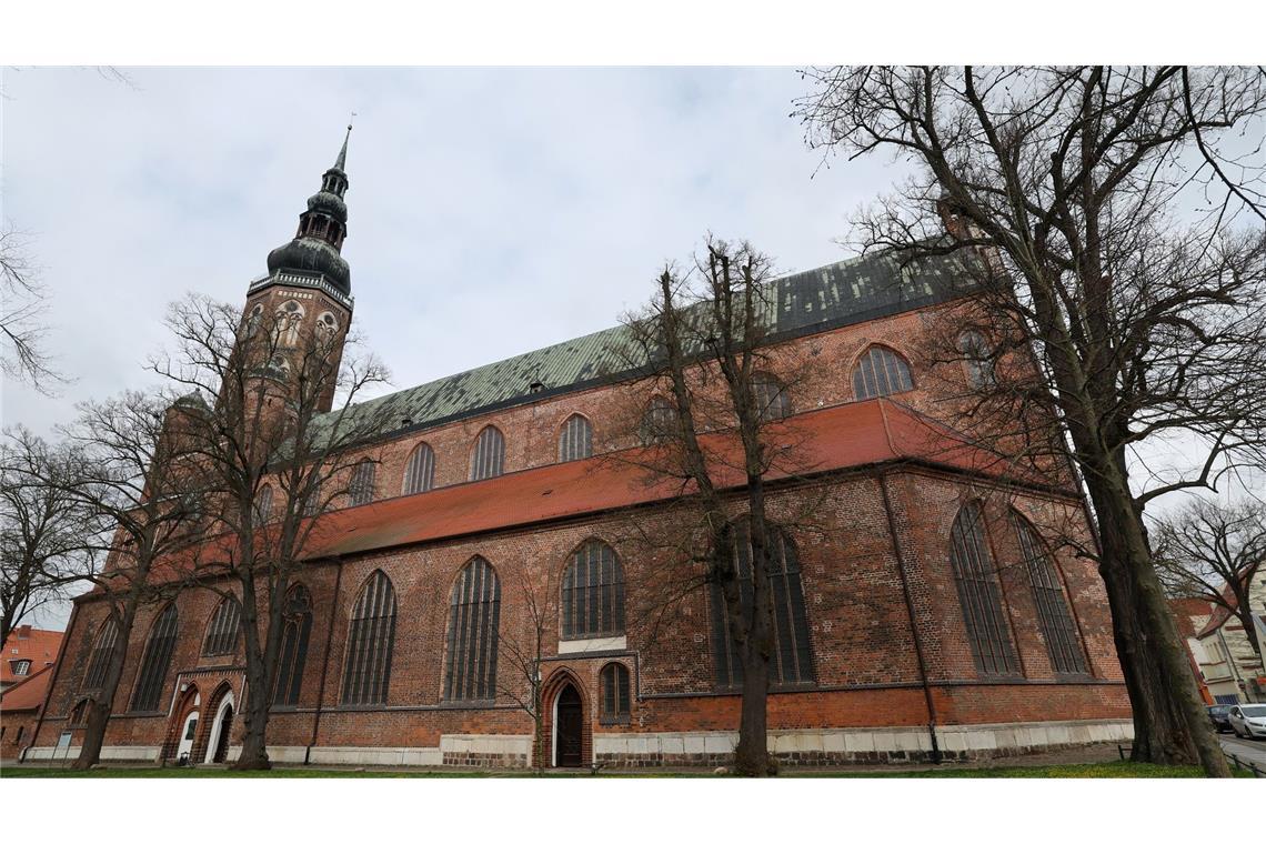 Der Greifswalder Dom hat jetzt eine von Ólafur Elíasson neu gestaltete Fenstergruppe.