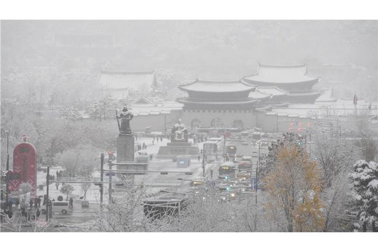 Der größte November-Schneefall seit Beginn der Wetteraufzeichnung vor mehr als 100 Jahren hat die südkoreanische Innenstadt in Weiß gehüllt.