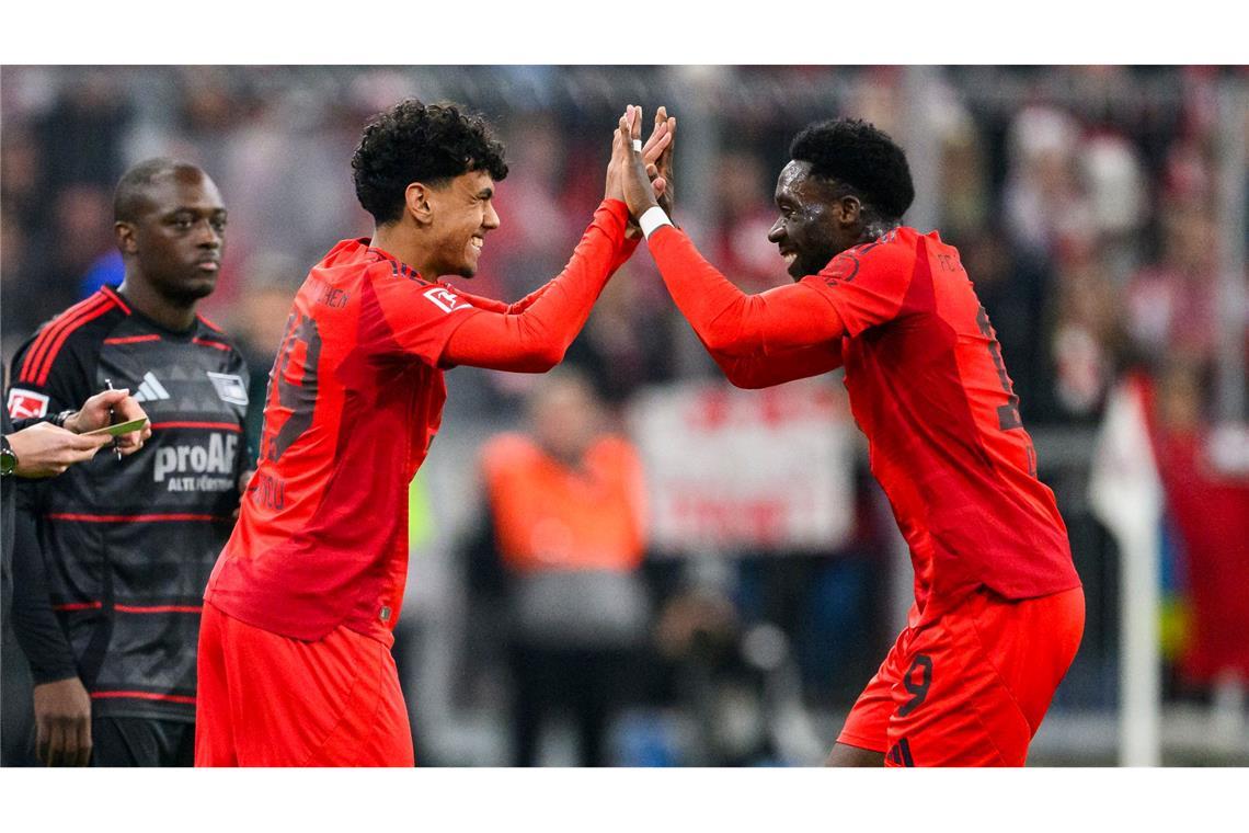 Der große Moment für Adam Aznou (l): Der 18-Jährige wird für Geburtstagskind Alphonso Davies eingewechselt, der sich mit dem Debütanten freut.