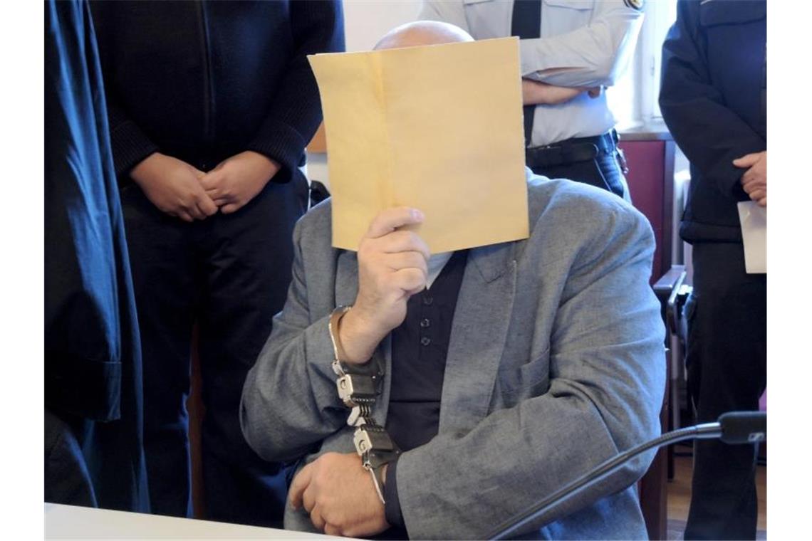 „Kein Schuldgefühl, keine Reue“: Mörder soll nie freikommen Der Hauptangeklagte in einem Dreifachmord-Prozess. Foto: Thomas Burmeister/dpa