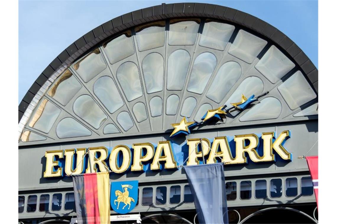 Der Haupteingang des Europa-Parks in Rust ist von Flaggen umrahmt. Foto: Patrick Seeger/dpa