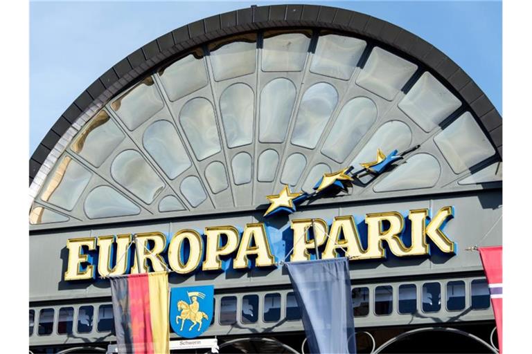 Der Haupteingang des Europa-Parks in Rust ist von Flaggen umrahmt. Foto: picture alliance/Patrick Seeger/dpa/Archivbild