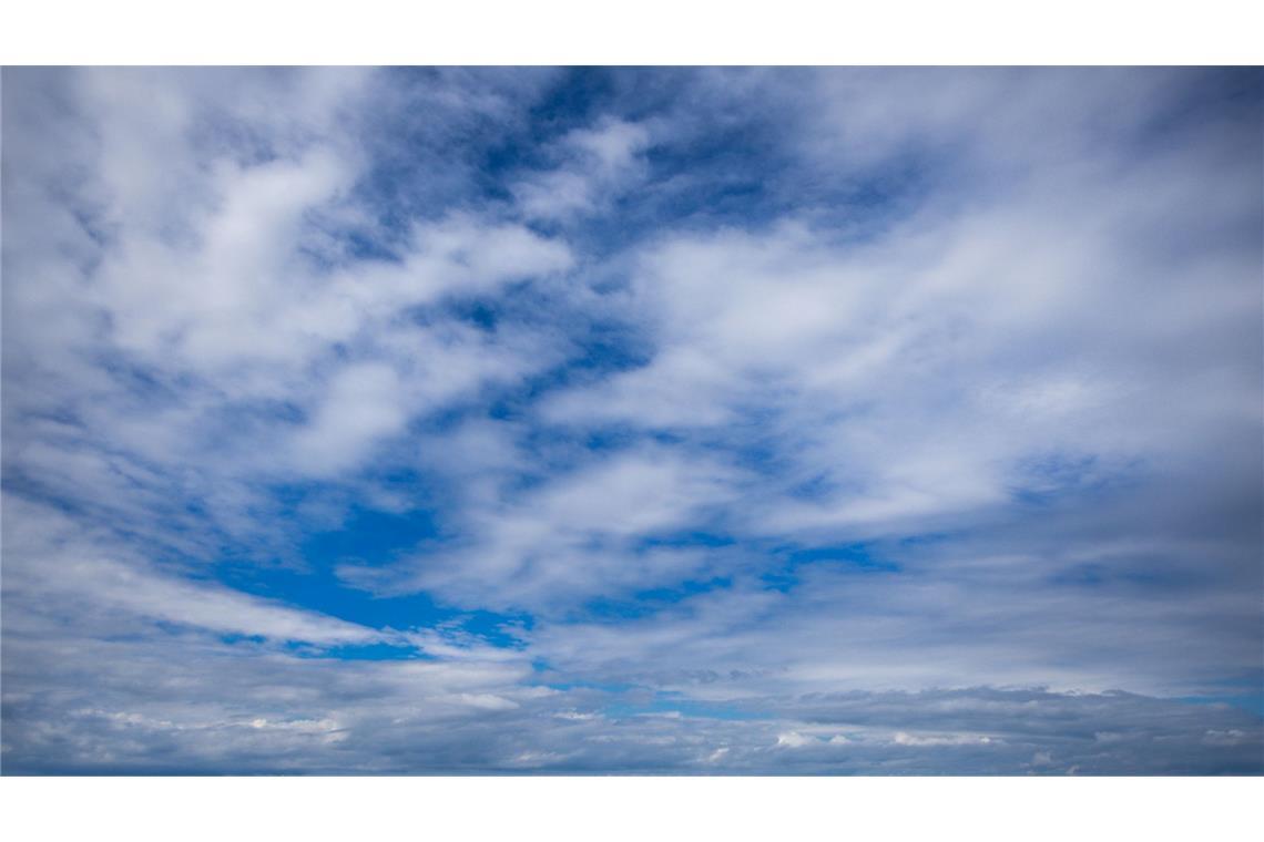 Der Himmel über Warnemünde zeigt sich bei wechselhaftem Wetter mit leicht verwehten Wolken