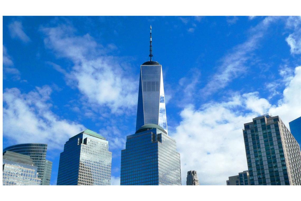 Der höchste Wolkenkratzer in New York belegt mit rund 3,8 Milliarden Euro Baukosten den achten Platz der teuersten Bauten der Welt. Das One World Trade Center ist  mit einer Höhe von 541,3 Metern das neue Wahrzeichen der Stadt, auch weil es exakt an der Stelle des 2001 durch die Terroranschläge zerstörten World Trade Centers errichtet worden ist.