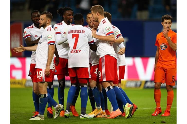 Der HSV feierte im Nachholspiel gegen Erzgebirge Aue einen souveränen Heimsieg. Foto: Christian Charisius/dpa