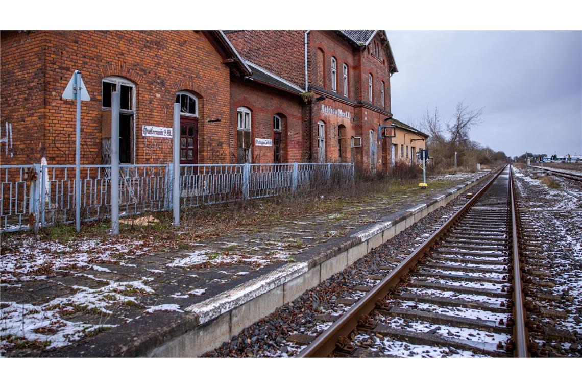 Der im Privatbesitz befindliche Bahnhof Malchow in Mecklenburg-Vorpommern ist seit Jahren geschlossen und verfällt. (Archivbild)