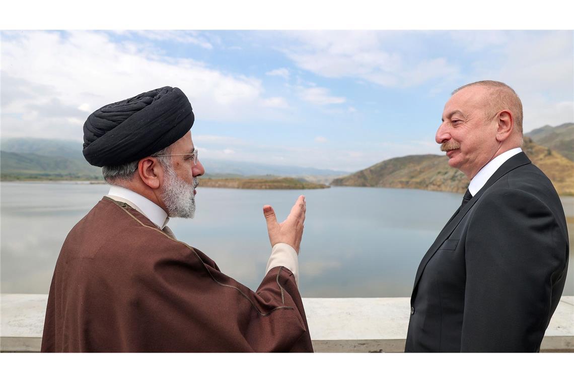 Der iranische Präsident Ebrahim Raisi (l) und sein aserbaidschanischer Amtskollege Ilham Aliyev bei der Einweihung des Staudamms von Qiz Qalasi an der iranisch-aserbaidschanischen Grenze.