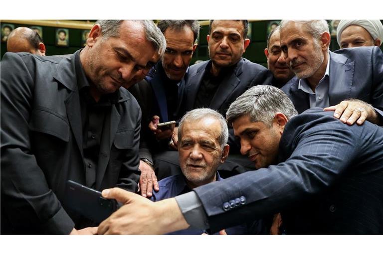 Der iranische Präsident Massud Peseschkian (unten Mitte) bei einer öffentlichen Sitzung des Parlaments. Der Iran hebt einige Internetsperren auf (Archivfoto).