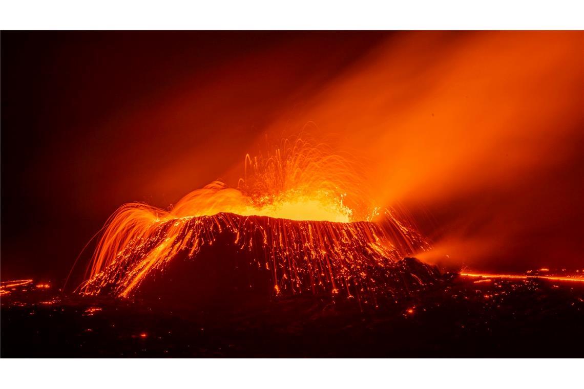 Der isländische Vulkan der in den vergangenen Monaten schon mehrmals ausgebrochen ist, spuckt erneut Lava.