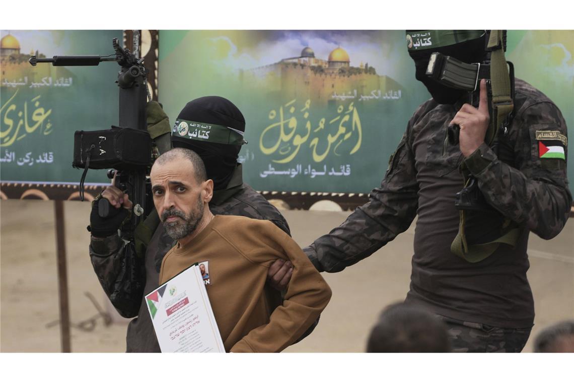 Der israelische Gefangene Eli Sharabi wurde am 8. Februar von Hamas-Kämpfern dem Roten Kreuz übergeben.