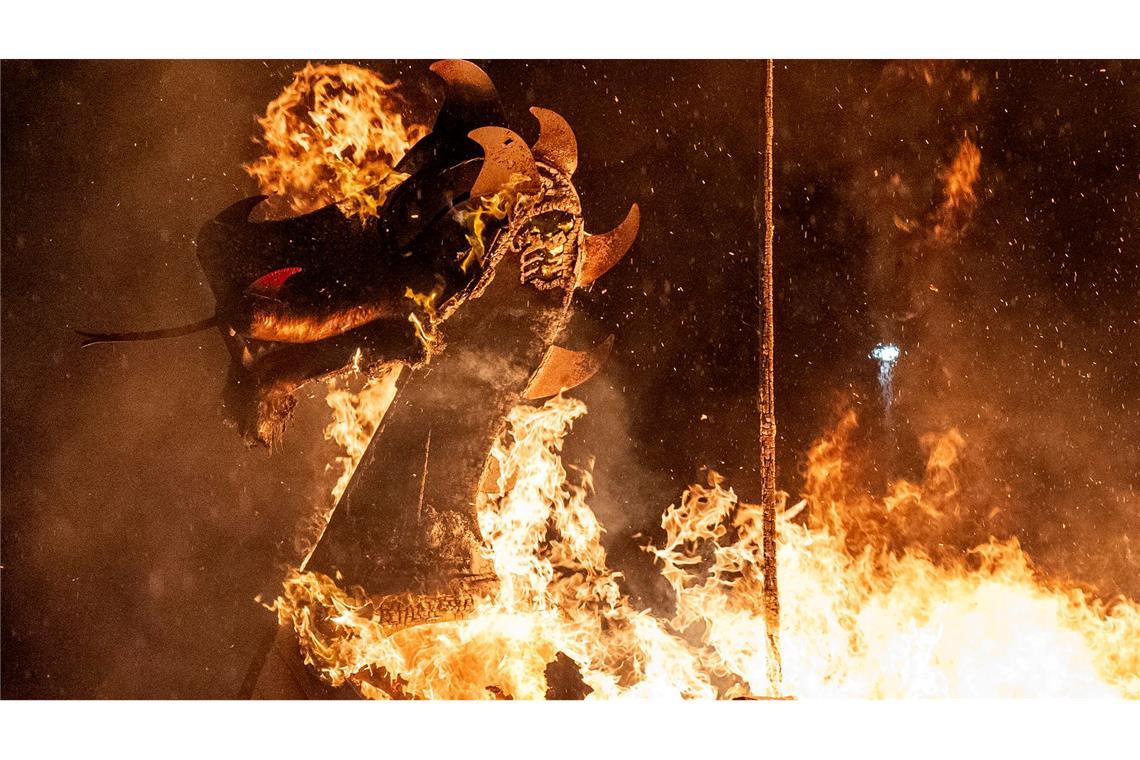 Der Jarl Squad zündete eine Galeere während des Up Helly Aa-Festivals in Lerwick auf den Shetlandinseln an.