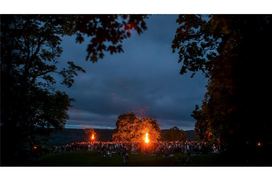 Der Johannistag oder Mittsommertag, die kürzeste Nacht des Jahres, wird in Litauen gefeiert, in dem zum Beispiel Eichenlaubkränze gebastelt werden und über Flammen gesprungen wird.