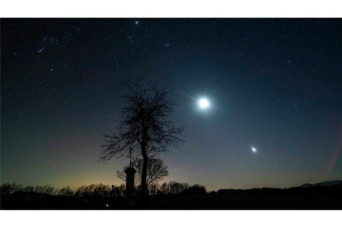 Der Jupiter (l-r), der Mond und die Venus sind von Salgotarjan in Ungarn aus in einer Reihe nebeneinander am Himmel zu sehen.