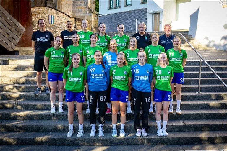 Der Kader der HCOB-Frauen für die kommende Saison (hinten von links): Co-Trainer Daniel Toth, Trainerin Judit Lukács, Sofie Heitzler, Sina Reibl, Anna Hug, Betreuer Andreas Ischinger, Spielleiter Gerold Hug. Mitte von links: Viktoria Lukács, Natalie Straub, Pauline Vinnai, Alisia Mäule, Denise Schaber, Lenja Schumacher, Lea Soffel. Vorne von links: Lilly-Sophie Schwarz, Mara Ottomani, Diana Reibl, Paula Heitzler, Anna Rosenke. Zum Team gehören auch: Luisa-Sophie Bräuninger, Rabea Rauh und Torwarttrainer Tizian Wiedemann. Foto: HCOB