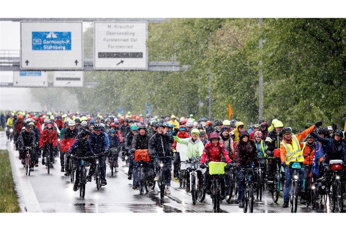 Der Kälteeinbruch in Bayern hält tausende Radfahrer nicht davon ab, mit ihrer Teilnahme an der Radsternfahrt in München das versprochene - jedoch noch nicht umgesetzte Vorhaben der Politik einzufordern, neue Radwege zu bauen.