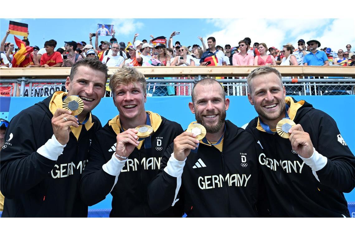 Der Kajak-Vierer der Männer zeigt die olympischen Goldmedaillen.