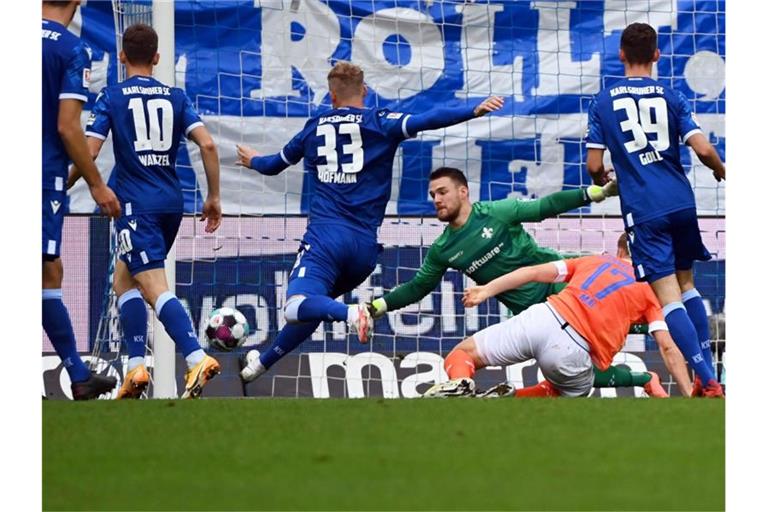 Der Karlsruher Philipp Hofmann (M) erzielt den Treffer zum 1:1. Foto: Uli Deck/dpa