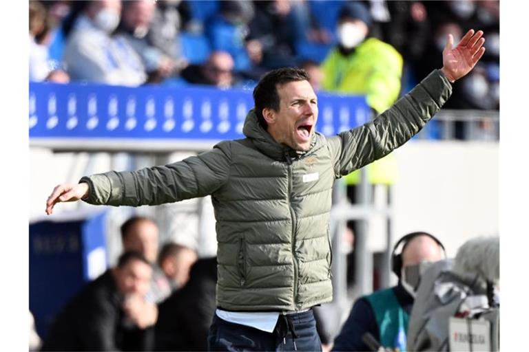 Der Karlsruher Trainer Christian Eichner gestikuliert und ruft den Spielern vom Spielfeldrand zu. Foto: Uli Deck/dpa