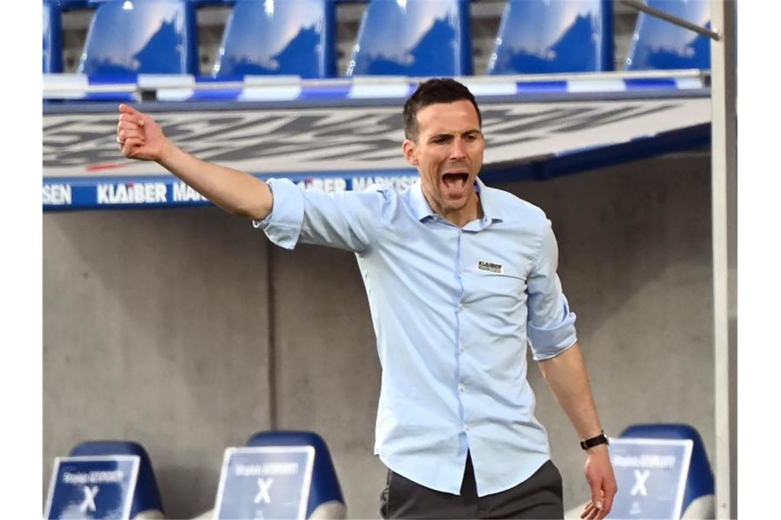 KSC-Coach Eichner will überraschen: Chance für Breithaupt Der Karlsruher Trainer Christian Eichner ruft Anweisungen. Foto: Uli Deck/dpa