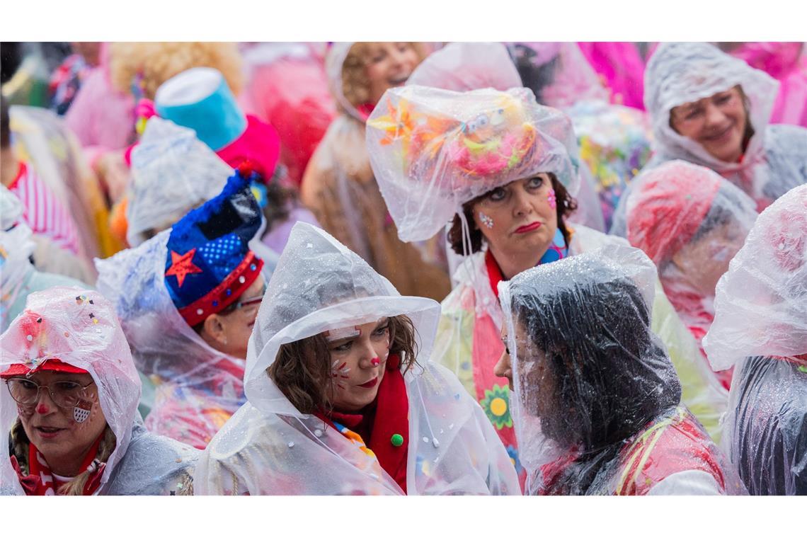 Der Karnevalsauftakt fand in Köln diesmal bei strömendem Regen statt.