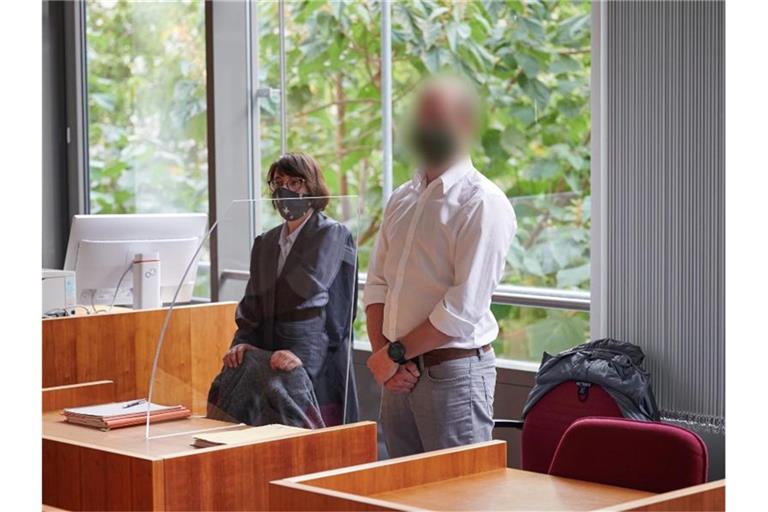 Der Kläger (r), ein Bundeswehrsoldat, steht in einem Gerichtssaal. Foto: Henning Kaiser/dpa/Archivbild