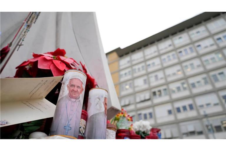 Der klinische Zustand von Papst Franziskus ist nach Vatikan-Angaben stabil.