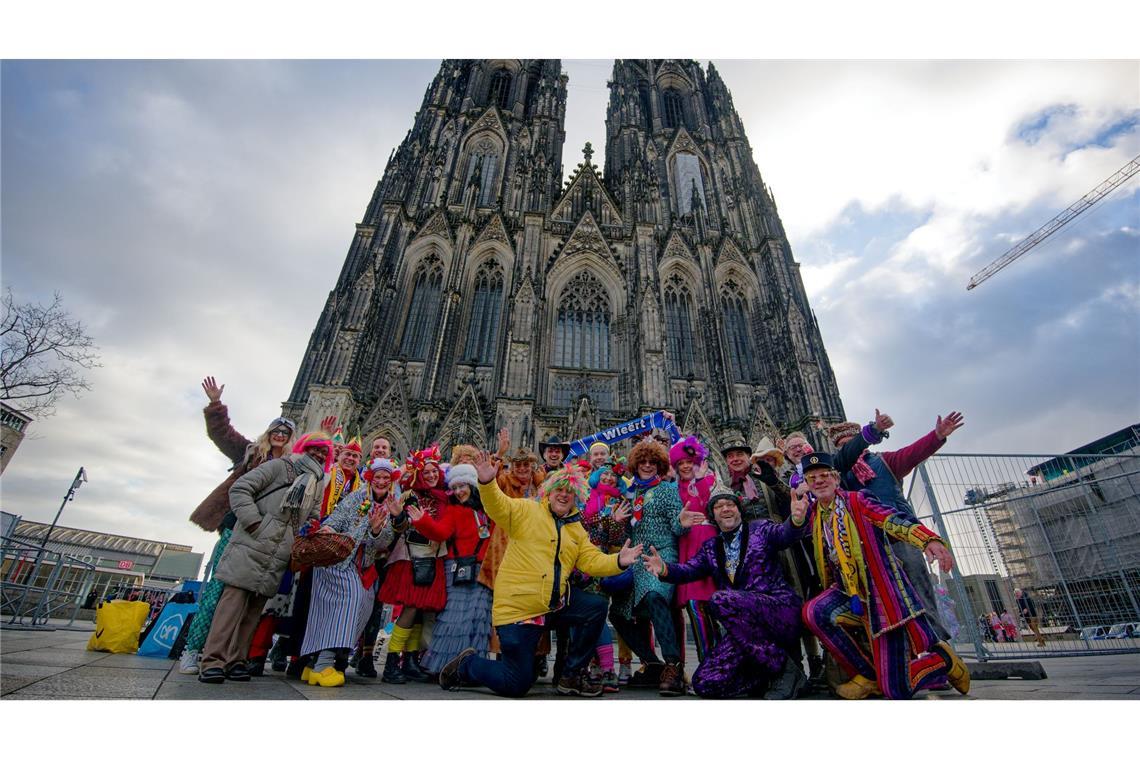 Der Kölner Karneval zieht auch viele Besucher aus dem Ausland an - hier eine Gruppe von Niederländern.