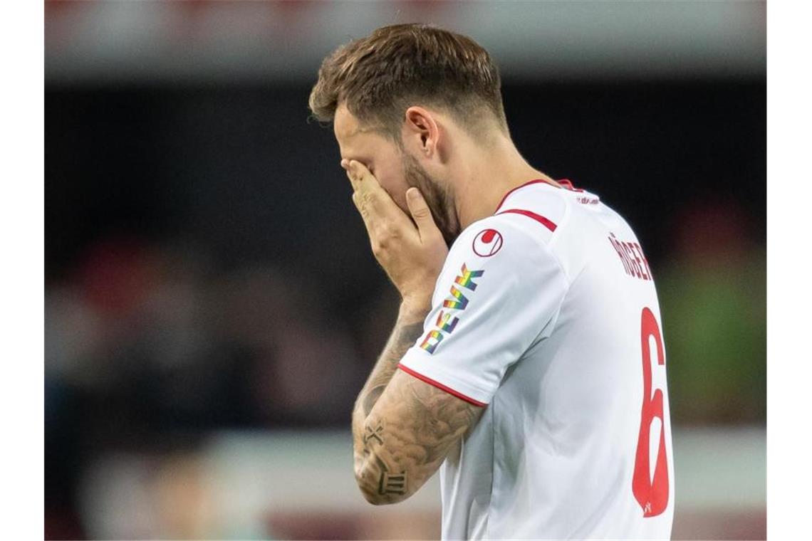 „Nicht wieder“: Kölns Schreckgespenster sind zurück Der Kölner Marco Höger kann das bittere 0:4 nicht fassen. Foto: Marcel Kusch