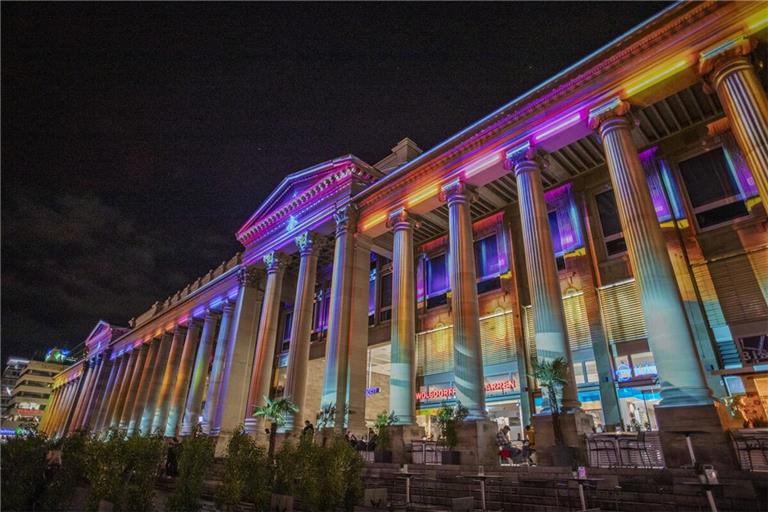 Der Königsbau wird zur Leinwand. Eine bunte Lichtershow wartet zwischen 18 und 22.30 Uhr.