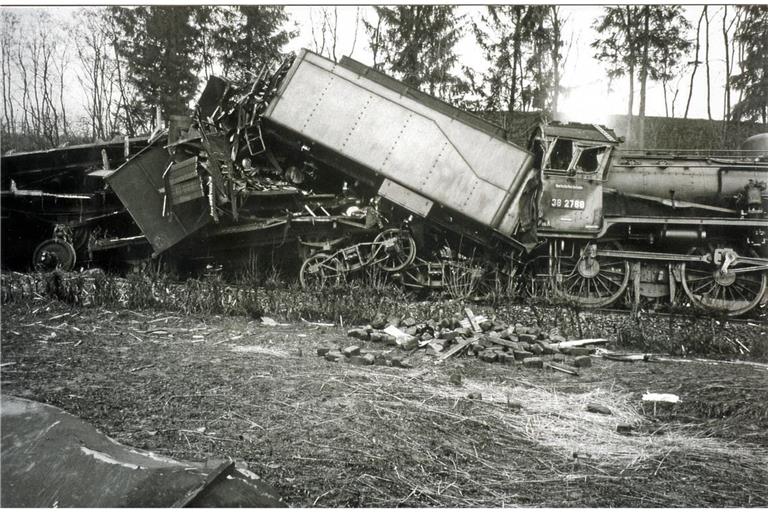 Der Kohlewagen wurde beim Zusammenstoß seitlich in die Höhe gehoben, die folgenden Wagen wurden daruntergedrückt. Fotos: Arthur Hubich