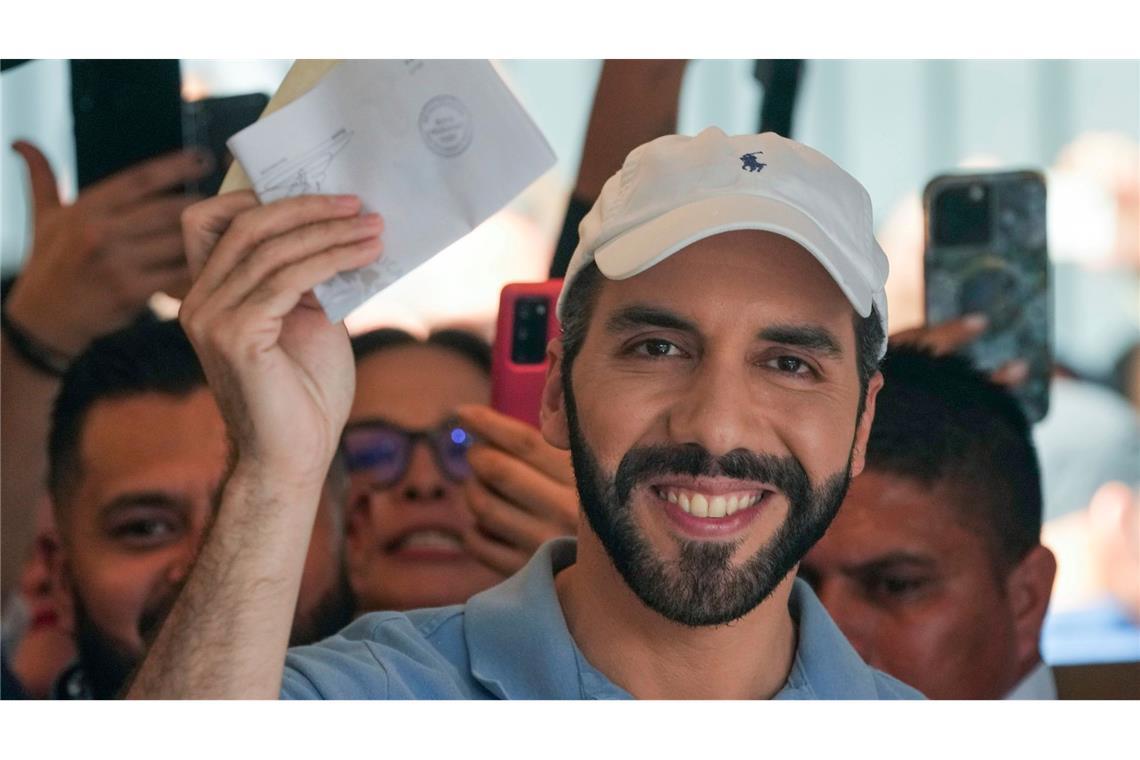 Der konservative Nayib Bukele, der seit 2019 regiert, ist für sein hartes Vorgehen gegen die Kriminalität und seinen autoritären Kurs bekannt.