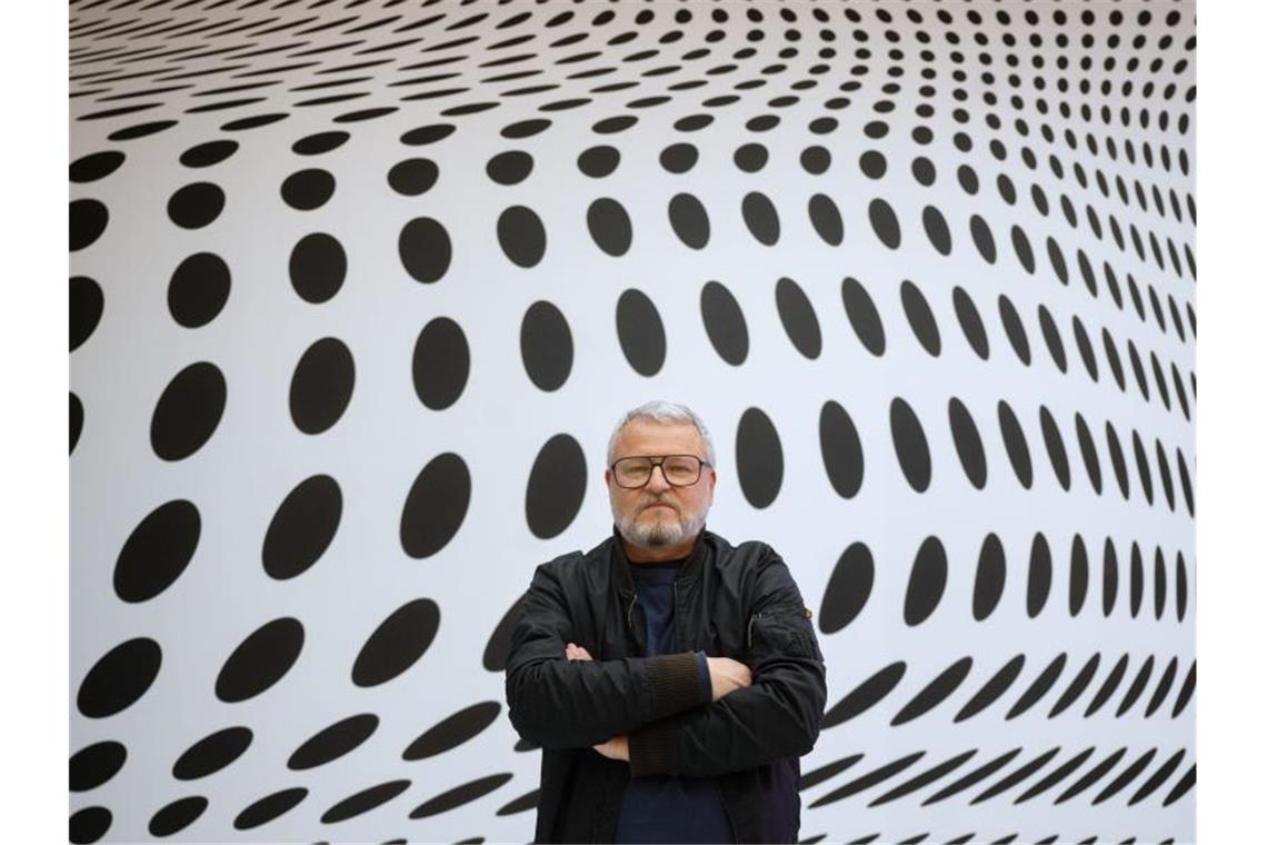 Doppelbödig: Kunstmuseum zeigt Rehbergers Kunstvielfalt Der Künstler Tobias Rehberger steht in seiner Ausstellung „I do if I don't“ im Kunstmuseum Stuttgart. Foto: Marijan Murat/dpa