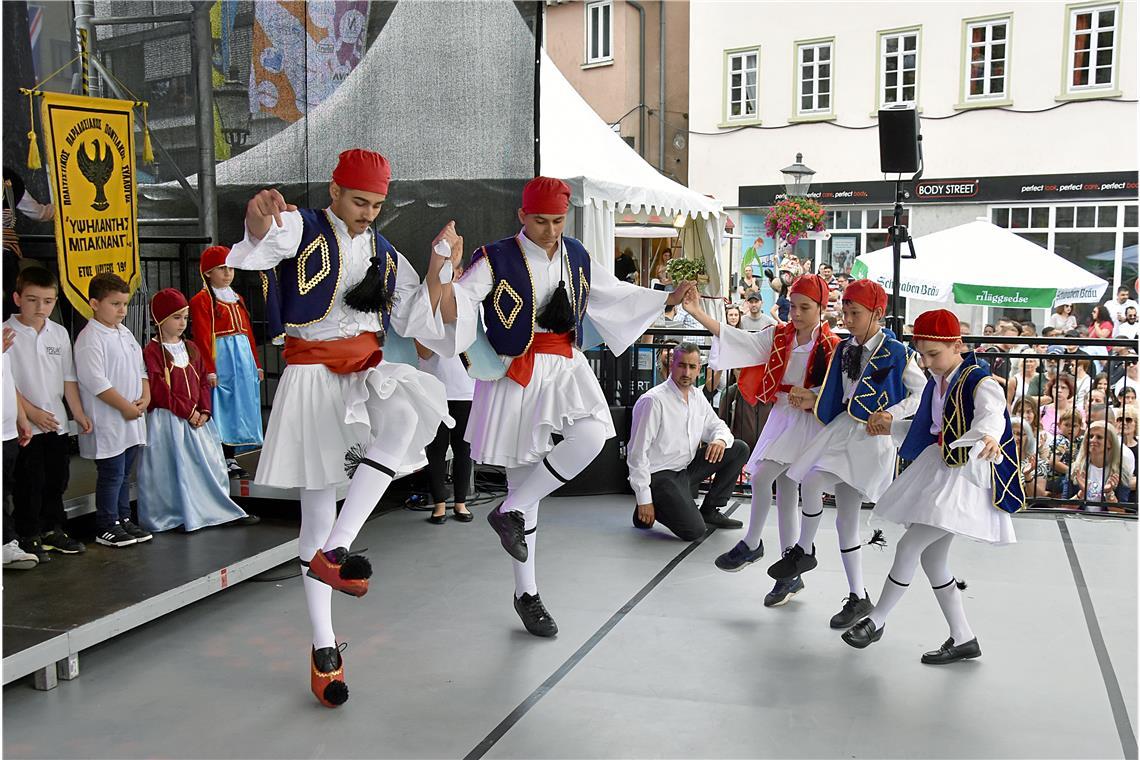 Der Kultur- und Tanzverein Ypsilantis zeigte auf der Bühne am Marktplatz am Sonntag griechische Folkloretänze. Foto: Tobias Sellmaier