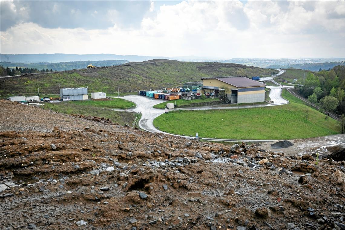 Der Landkreis möchte das Entsorgungszentrum auf der Deponie Steinbach umbauen und modernisieren. Im Gegenzug soll die Erddeponie erweitert und bis zum Jahr 2055 weiter genutzt werden. Foto: Alexander Becher